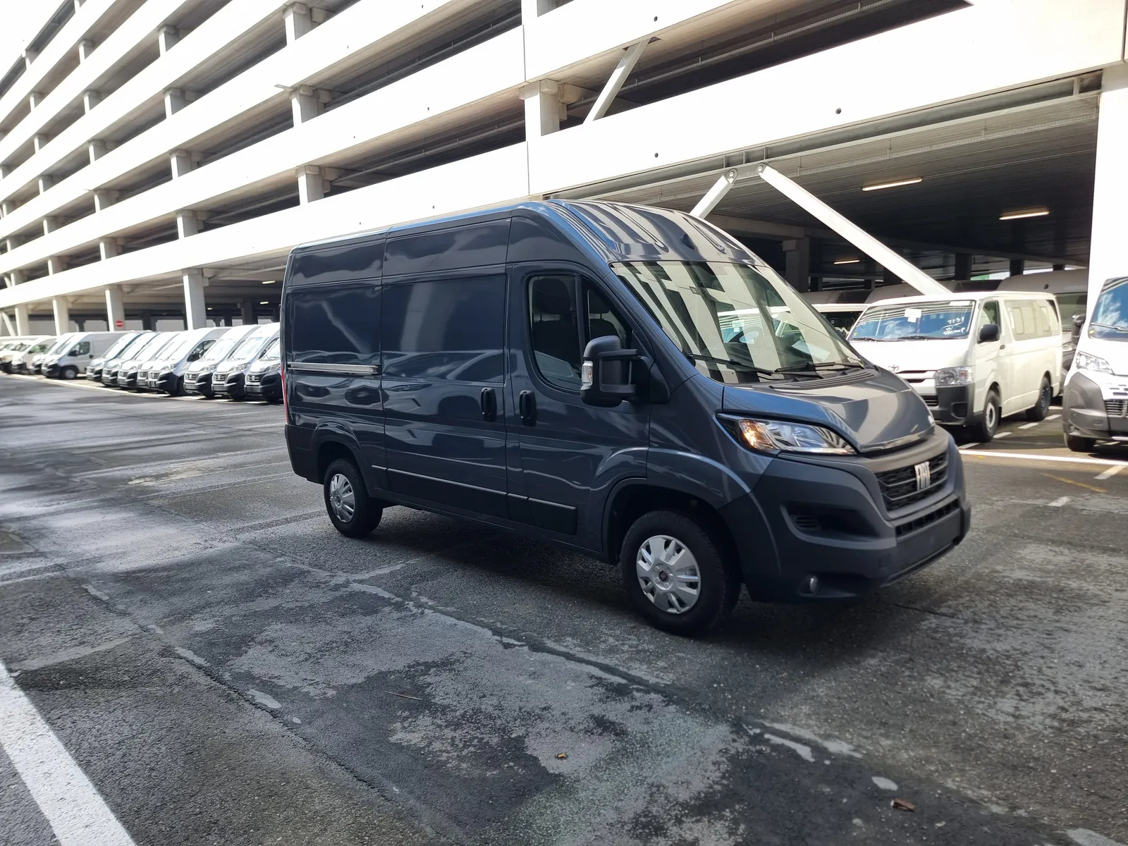 L2H2 FWD 2.3 Diesel manual — gray — photo 1 of 9