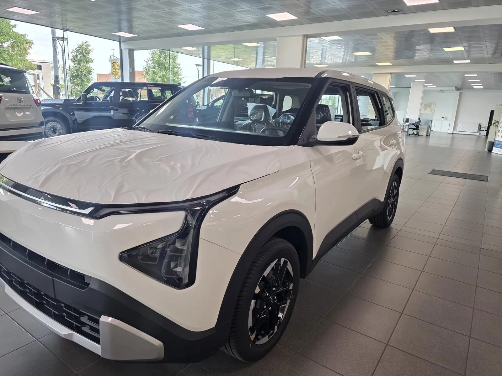 GL 1.5L IVT 4X2 Gasoline automatic — White/Grey/Black — photo 1 of 3
