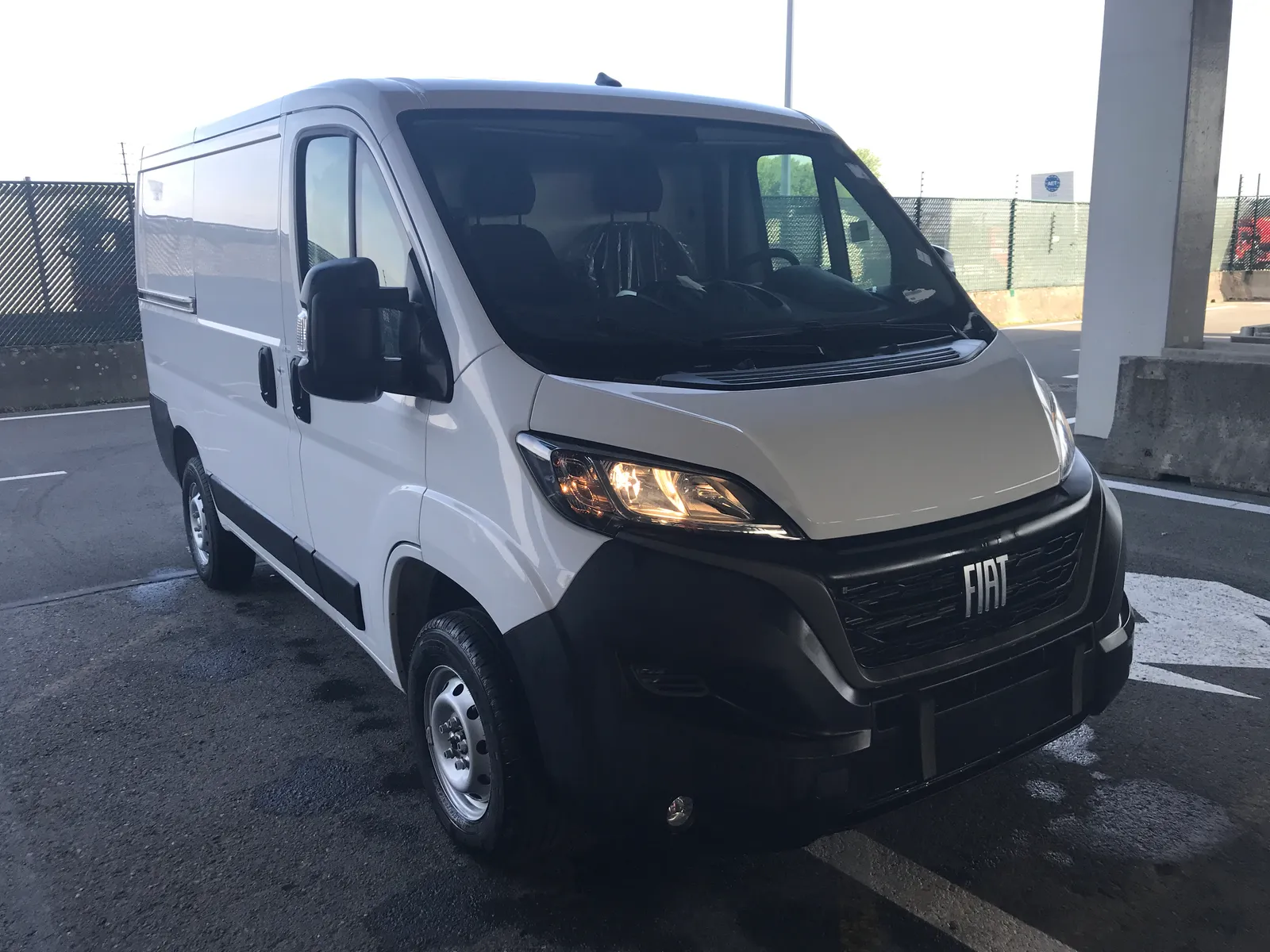 L1H1 FWD 2.3 Diesel manual — white — photo 1 of 9